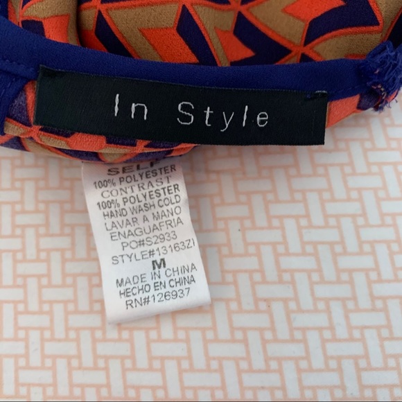 Peep-hole back geometric top - Picture 6 of 6